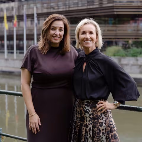 Two ladies at a rivier